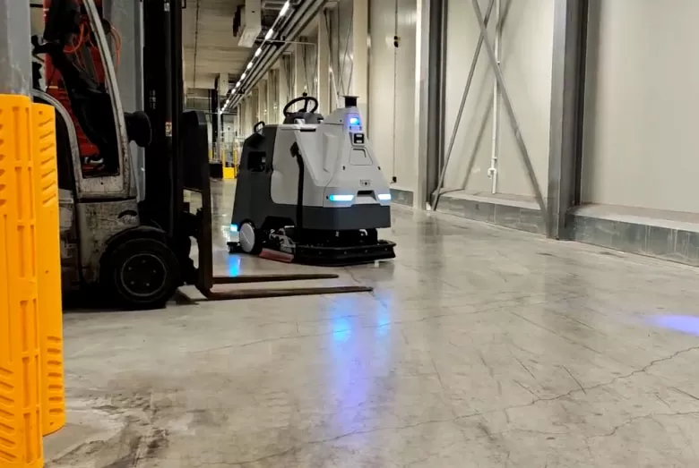 Nettoyage plus sûr autour des chariots élévateurs dans les entrepôts